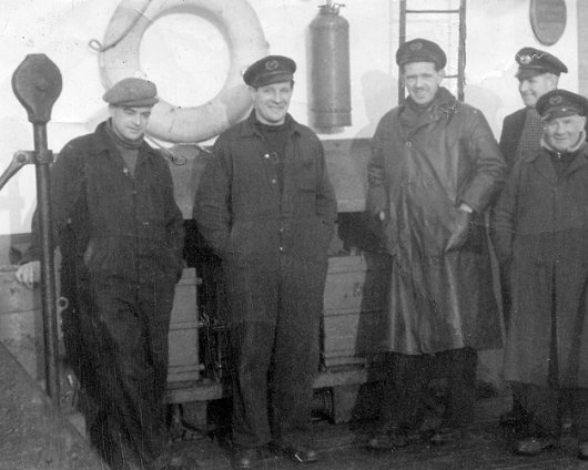 Crew Ferry Crew - Capt. John Penny (3rd from right) (Other crew members, year & boat all unknown) (C)www.QueensferryPassage.co.uk)